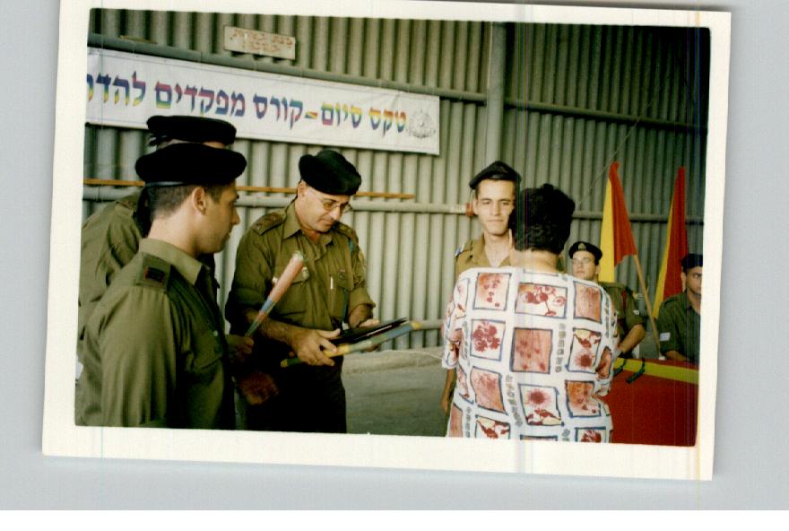 תמונה של אוגוסט 1999- בית הספר לחימוש - טקס סיום קורס מפקדים להדרכה 